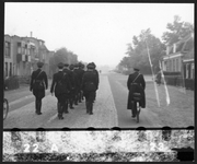 605625 Afbeelding van de lijfwacht van de Nationaal-Socialistische Beweging (N.S.B.) tijdens een mars op de Koningsweg ...